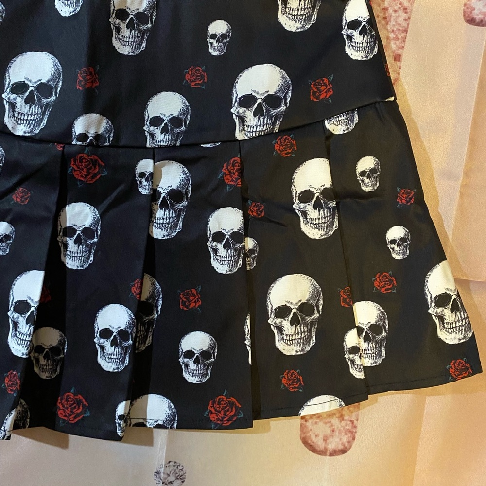 Skull & Red Roses Pleated Mini - Picture 3 of 3